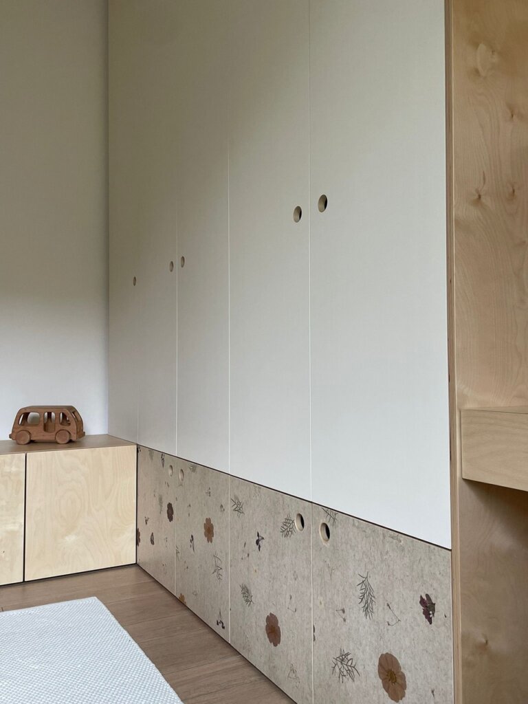 Hochschrank mit weißen Türen und dekorierten unteren Türen, Holzregal mit Spielzeugbus