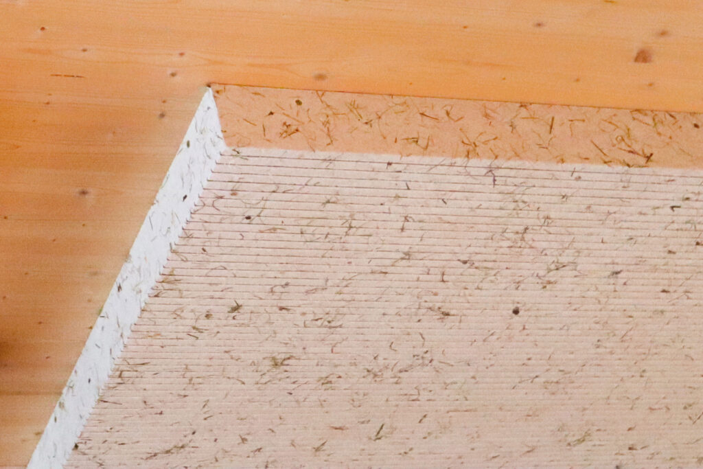 Holzplatte mit sichtbaren Spänen und Staub auf einer Website für Organoid GmbH