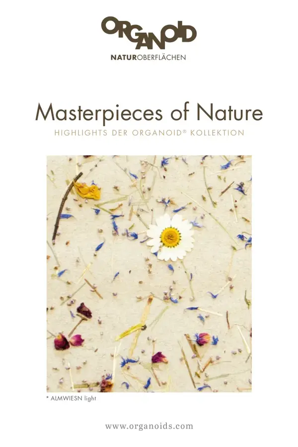 Blumen und Blütenblätter sind auf einer hellen Oberfläche verteilt, mit einer einzelnen weißen ...