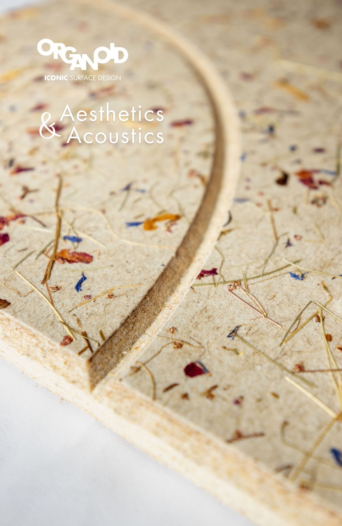 Nahaufnahme eines organischen, getrockneten Materials mit eingebetteten Blüten- und Pflanzenresten