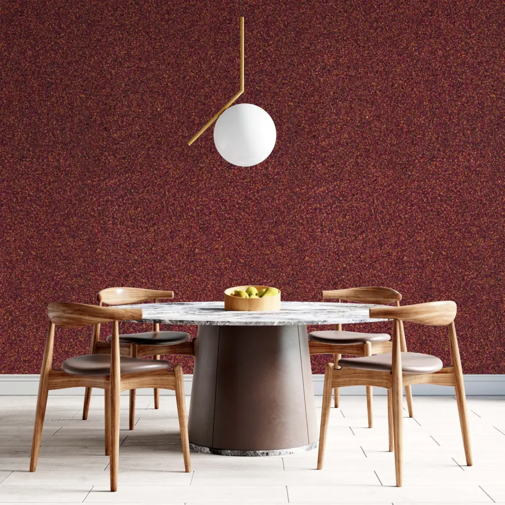 Moderner Essbereich mit einer Wand aus gepressten Rosenblüten im Hintergrund. Mit runder Marmor-Tafel, vier Holzstühlen und einer weißen Pendelleuchte