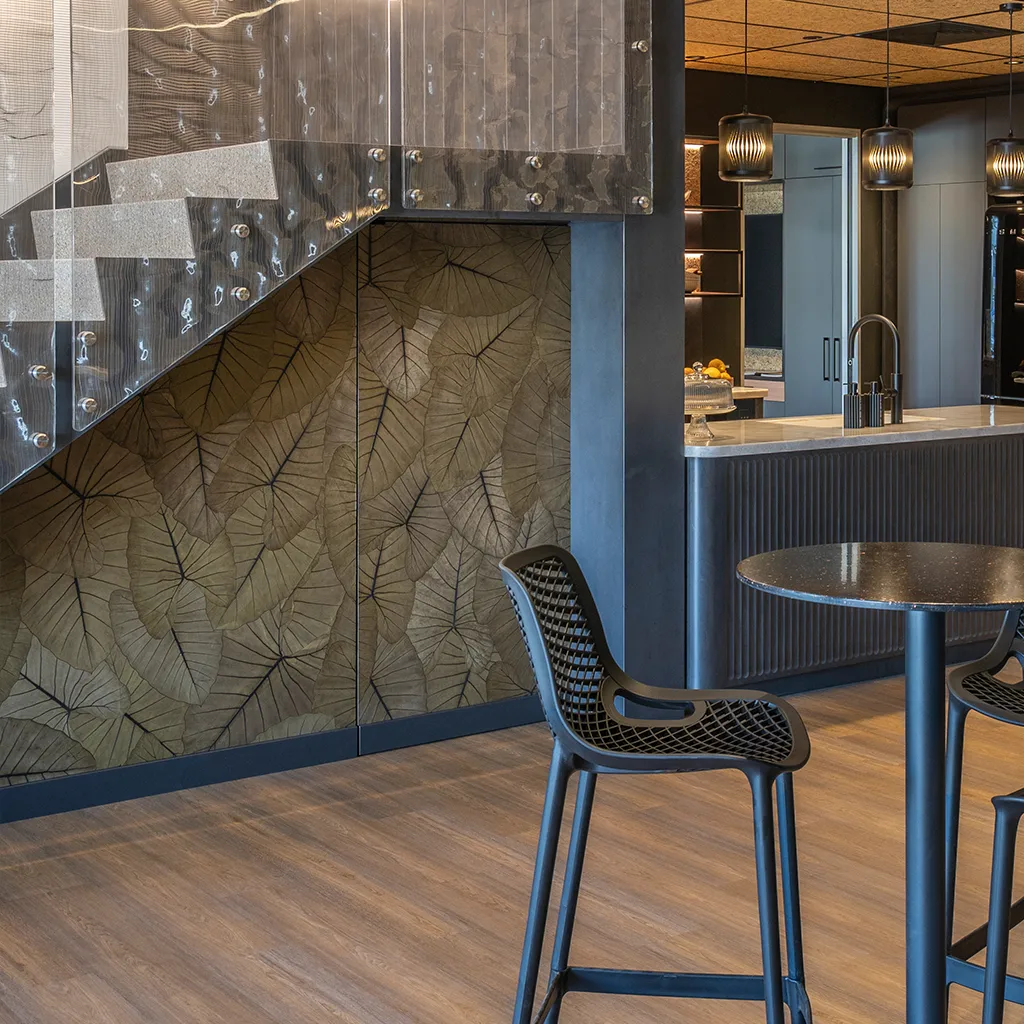 Moderne Küchen- und Sitzbereich mit Holz, Metall und Blattmuster-Designs aus echten Blättern. Biophiilic Design für Innenarchitektur