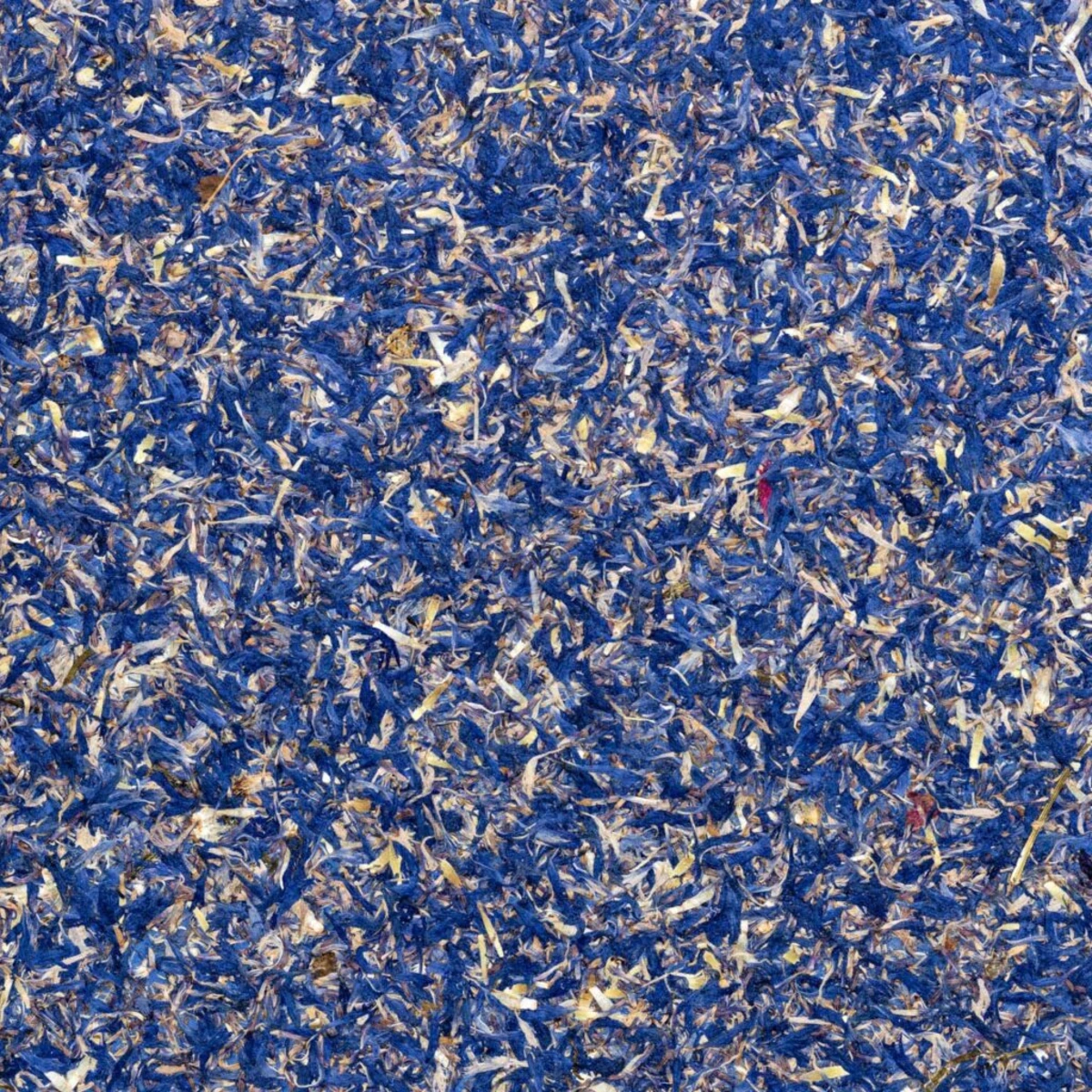 Bunte, zerbröselte Blätter in Blau, Gelb und Rot auf einer Oberfläche