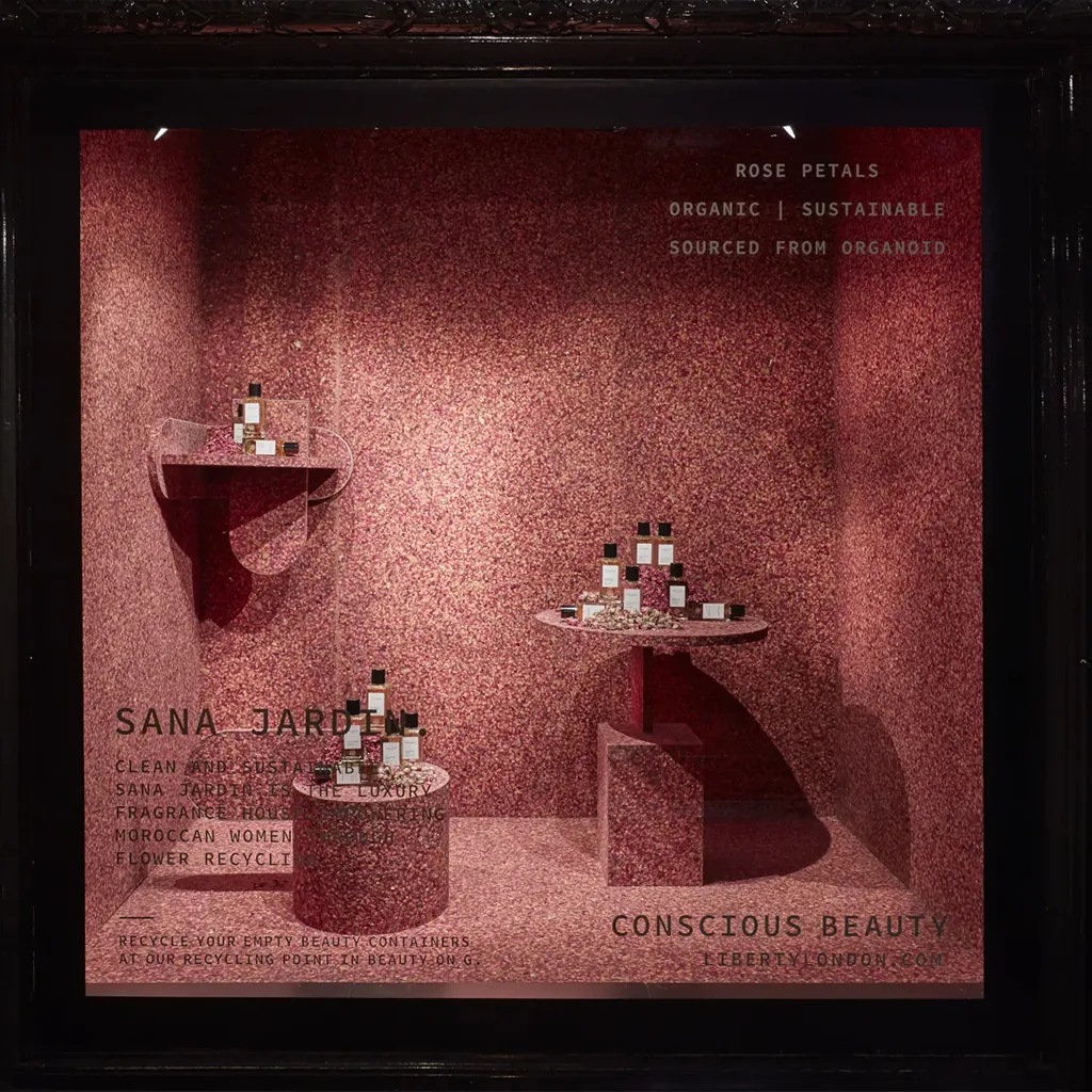 Oberfläche aus echten Rosenblüten im Ladenbau Design