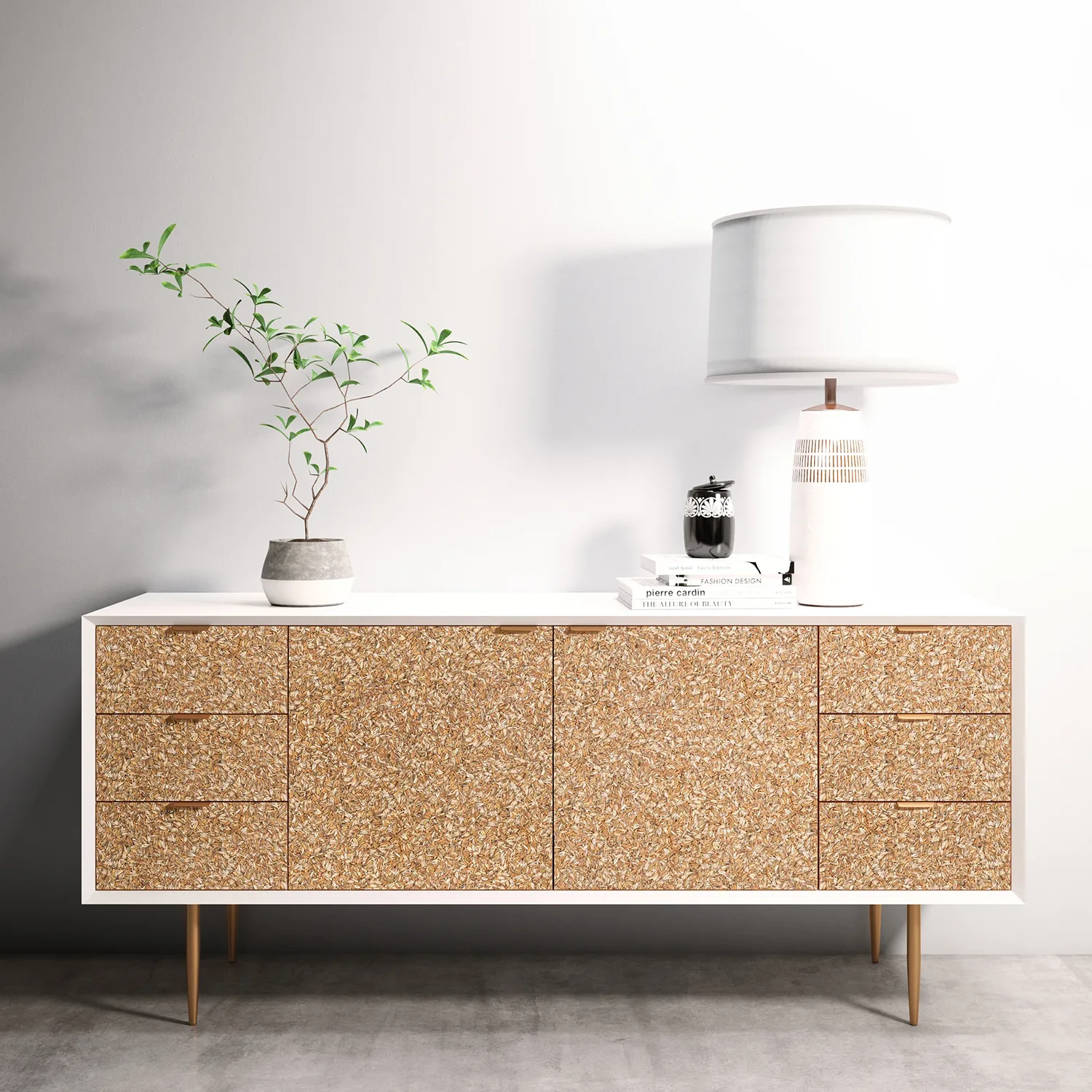 Moderner Sideboard mit Organoid Naturmaterial Front, Dekoration und Tischlampe vor weißer Wand