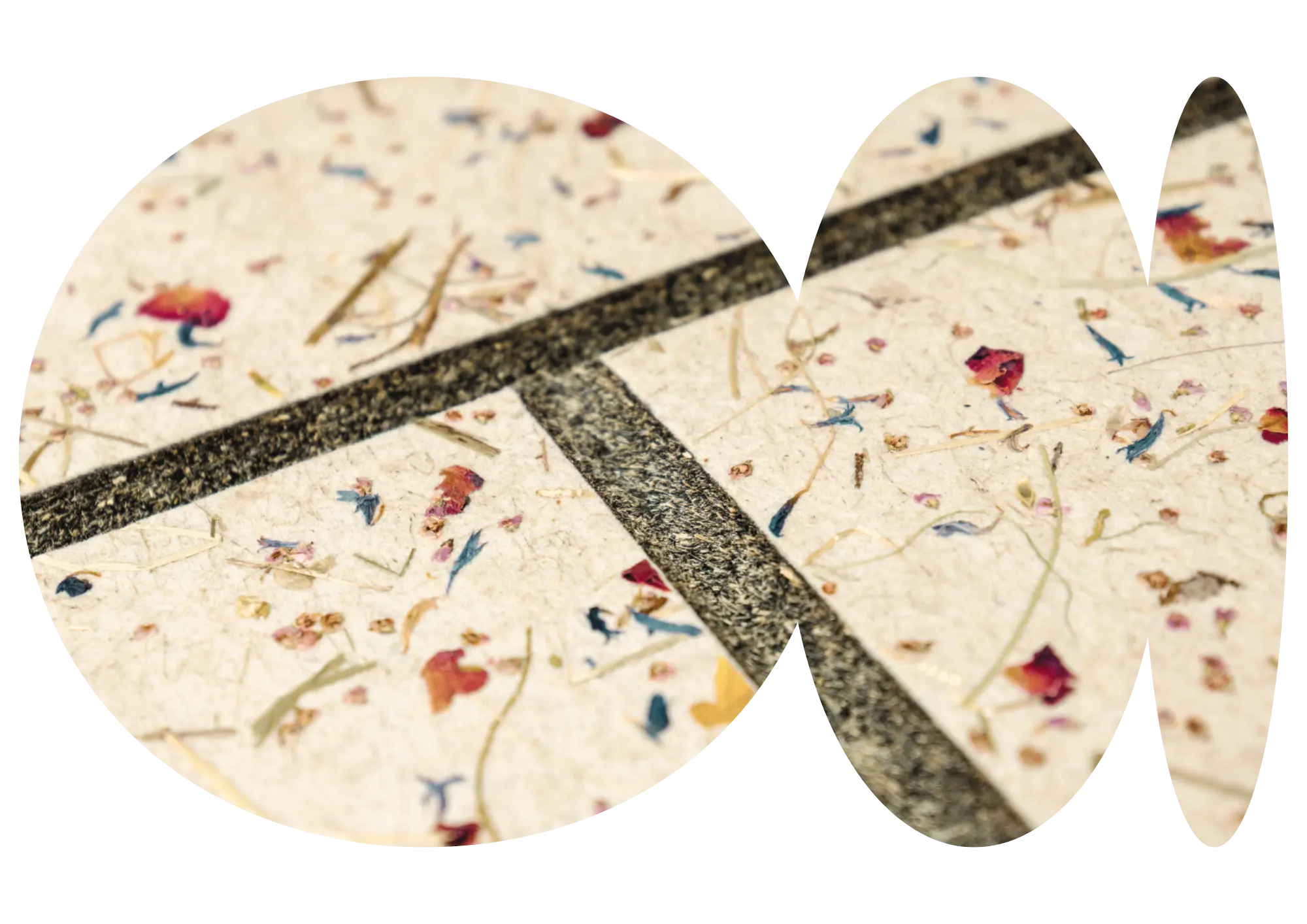 Kreisfรถrmige Ausschnitte eines Marmor-Designs mit bunten Blรผten- und Pflanzenmustern.