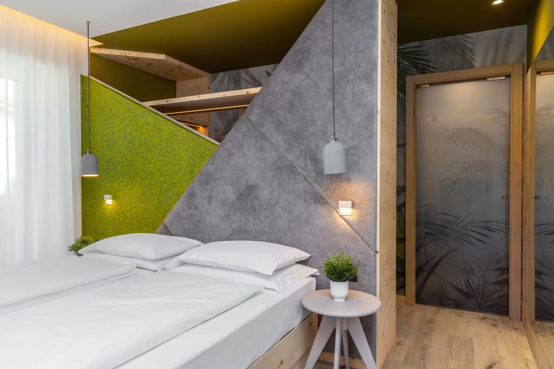 Hotelzimmer mit MOOS MIX von ORGANOID in Kombination mit Betonoptik