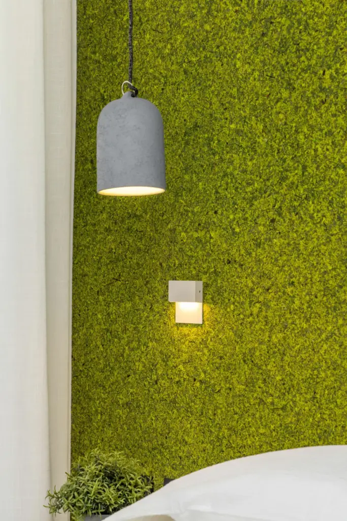 Hotelzimmer mit MOOS MIX und Lampe