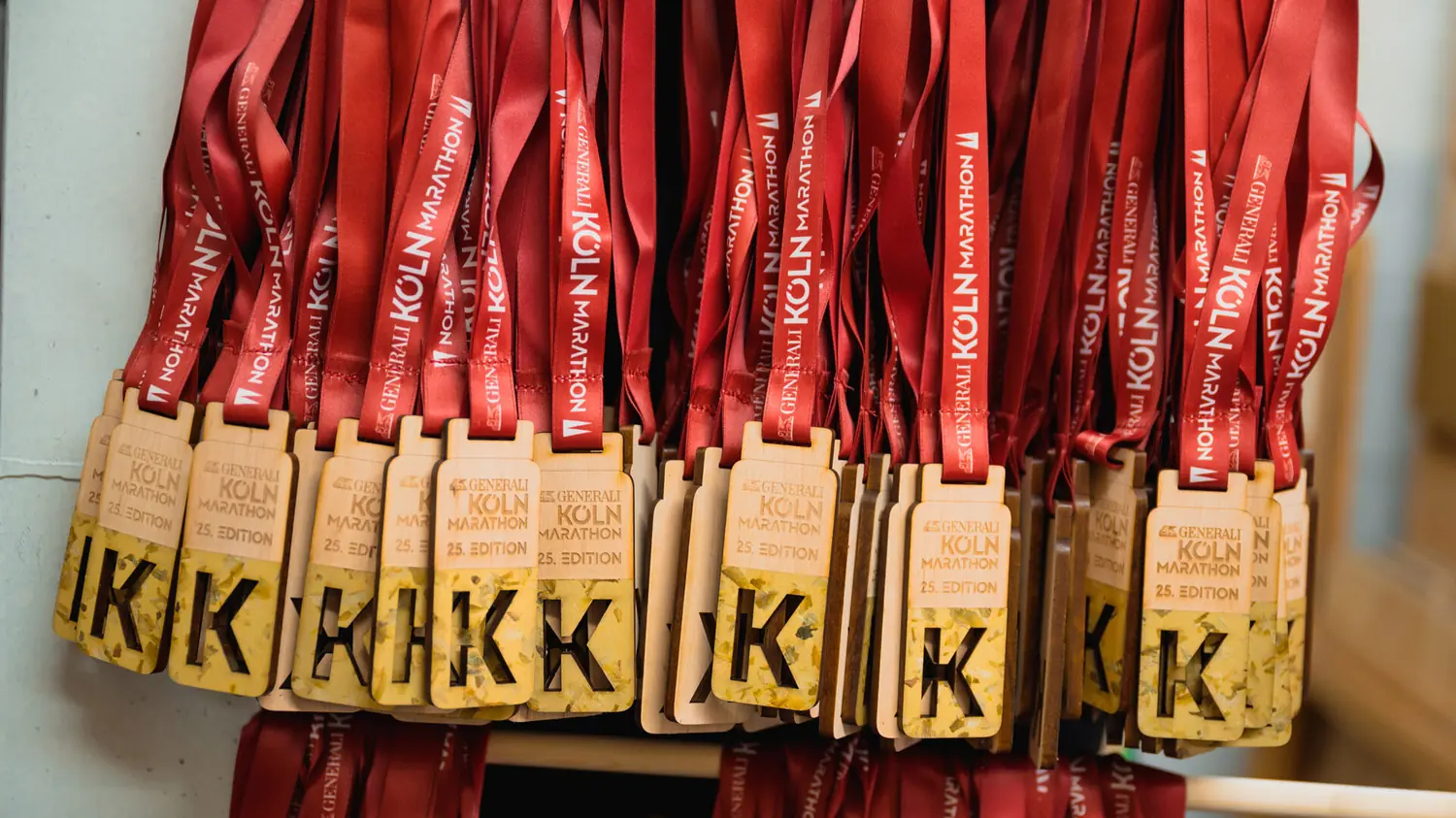 Köln Marathon 2023: Medaillen und Natur pur? Das geht! – ORGANOID Naturoberflächen