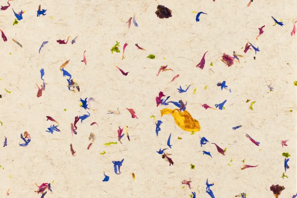 Floral Beauty light on flax fleece – ORGANOID natural wallpaper, close-up of the surface texture