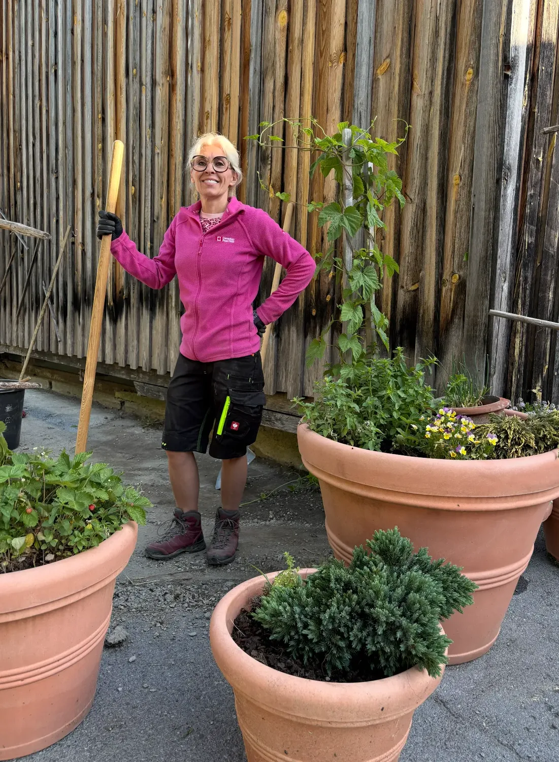 Teammitglied von ORGANOID im Garten beim Werk in Fließ
